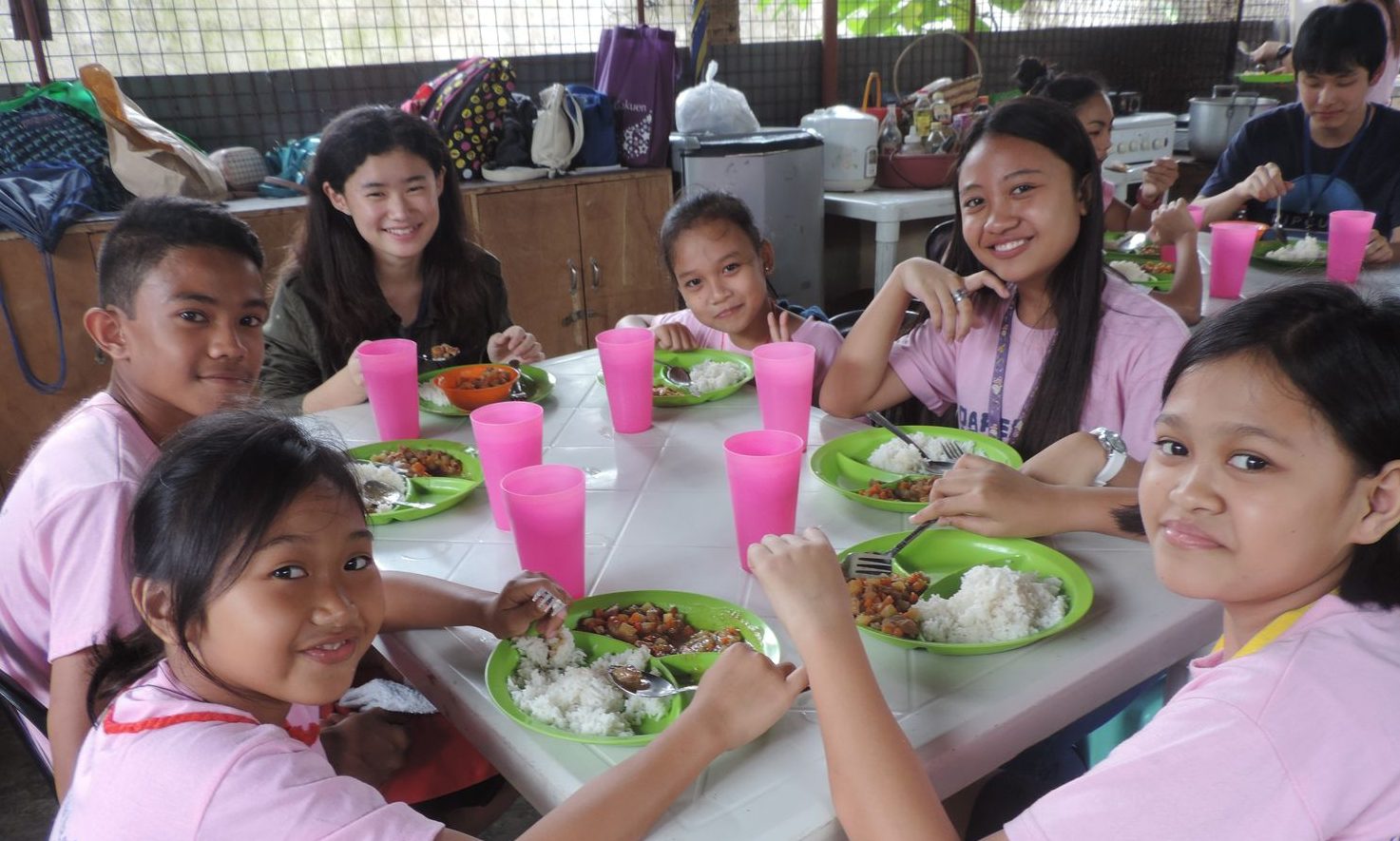 フィリピンの食事風景～手で食べるのはマナー違反？～